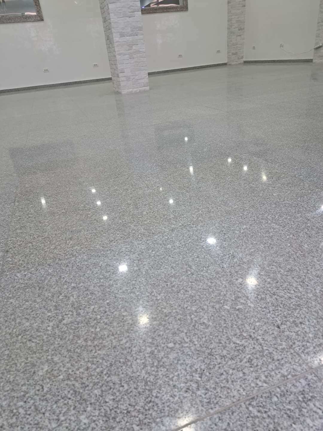 Placi granit lucios gri